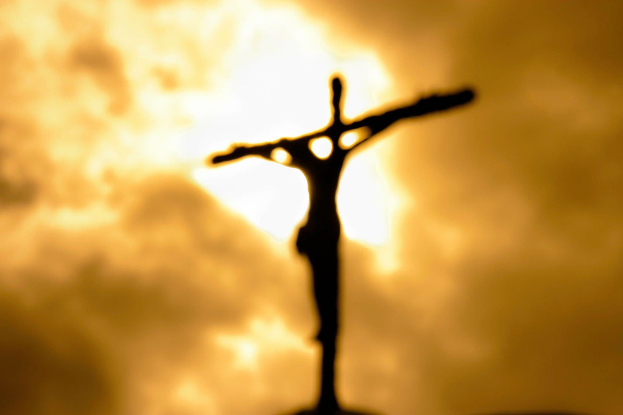Crucifix vs Cross